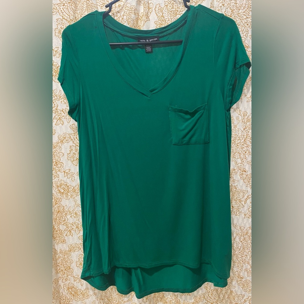 Cable & gauge dressy tee. Size medium.